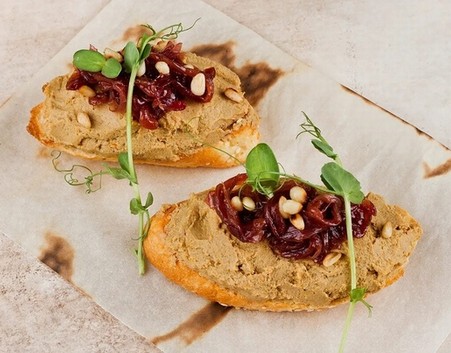 Menu55 - Брускета с куриным паштетом и карамелью
